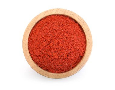 Kasedeki kırmızı biber tozu beyaza izole edilmiş, üst manzara.