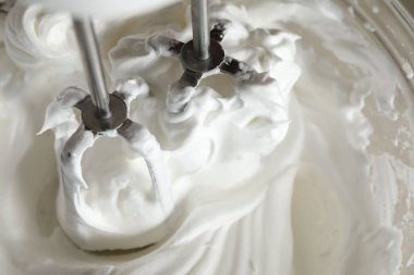 Kaymaklı çırpma kremi kasede, yakın plan.