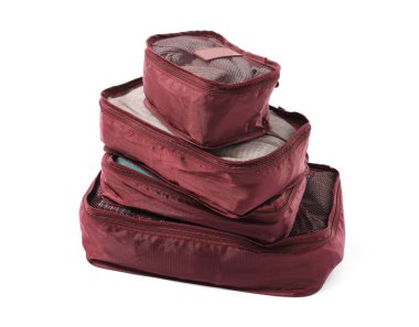 Beyaz üzerine izole edilmiş paket küpleri yığını