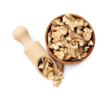 Kuru hindiba kökleri kasede ve kepçeyle beyaza izole edilmiş, üst manzara.