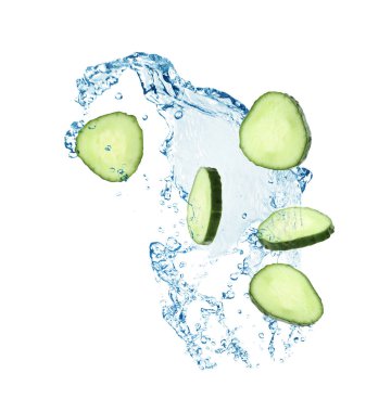 Salatalık dilimleri ve beyaz arka planda havaya su sıçratma