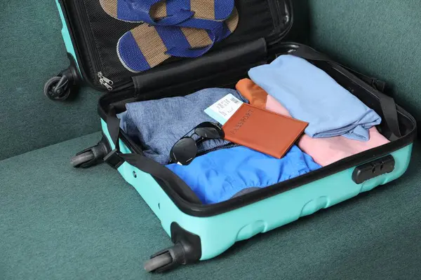 Farklı kıyafetler, güneş gözlüğü ve pasaportla kanepeyi aç.