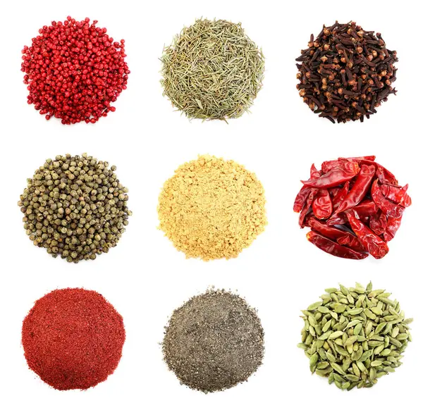Beyaz arka planda farklı aromatik baharatlar, set. Üst görünüm