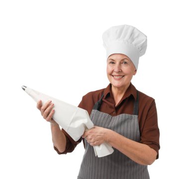 Beyaz arka planda krema torbası olan profesyonel bir şekerci.