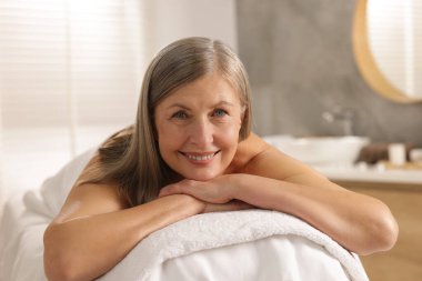 Son sınıf öğrencisi masaj salonundaki kanepede dinleniyor.