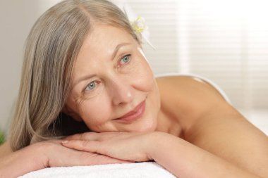 Masaj salonundaki masaj koltuğunda dinlenen son sınıf öğrencisi, yakın plan.