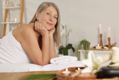 Son sınıf öğrencisi masaj salonundaki kanepede dinleniyor.