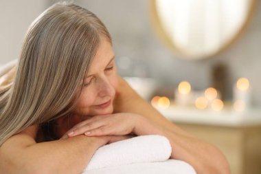 Son sınıf öğrencisi masaj salonundaki kanepede dinleniyor.