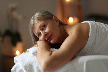 Son sınıf öğrencisi masaj salonundaki kanepede dinleniyor.