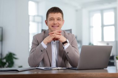 Ofisteki yakışıklı adamın portresi.