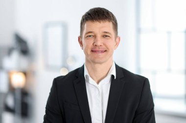 Yakışıklı orta yaşlı bir adamın portresi.