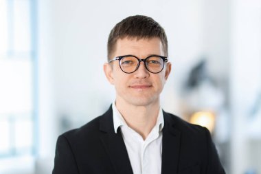 Yakışıklı orta yaşlı bir adamın portresi.