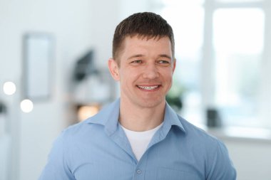 Yakışıklı orta yaşlı bir adamın portresi.