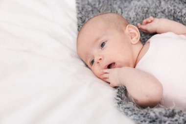 Evdeki yatakta tatlı küçük bebek, mesaj için yer var.