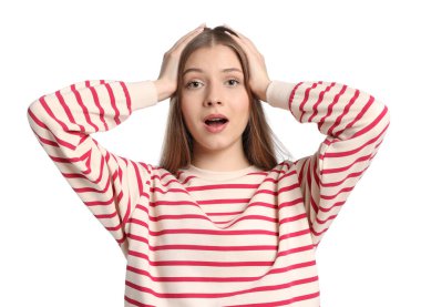 Beyaz arka plan üzerinde duygusal genç kız portresi