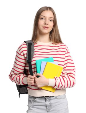 Not defterleri ve beyaz arka planda sırt çantası olan genç bir kız.