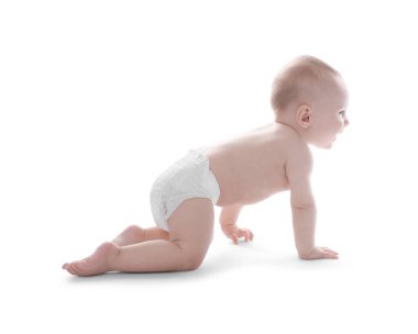 Beyaz arka plan üzerinde sürünerek şirin bebek