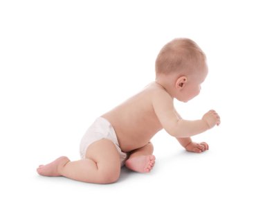 Beyaz arka plan üzerinde sürünerek şirin bebek