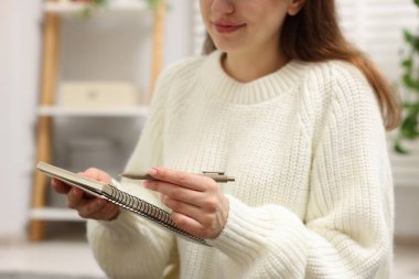 Evdeki ajandada yazan kadın, yakın plan.