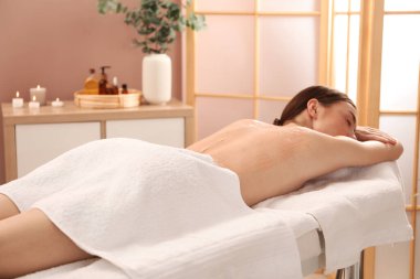 Vücut bakımı gören kadın spa salonunda tedavi görüyor