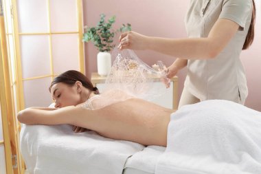 Vücut bakımı gören kadın spa salonunda tedavi görüyor