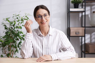 Gülümseyen çevrimiçi hoparlör. İçerideki masada web kamerasından görüntüsü olan webinar.