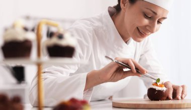 Şekerci lezzetli hindistan cevizi şekilli tatlı yapıyor.