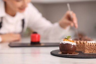 Şekerci lezzetli bir tatlı yapıyor, seçici bir odak noktası.