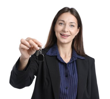 Beyaz arka planda ev şekilli anahtarlığı olan bir emlakçı.