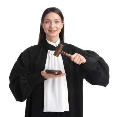 Beyaz arkaplanda çekiç ve ses engeli olan yargıç