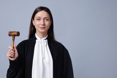 Gri arkaplanda tokmak, metin için boşluk