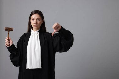 Gri arkaplan ve metin için boşluk gösteren çekiçli yargıç