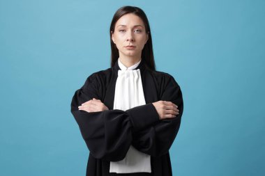 Açık mavi arkaplanda hakimin portresi