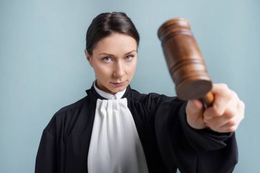 Açık mavi arkaplanda çekiçle yargıç