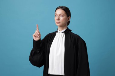 Açık mavi arkaplanda hakimin portresi