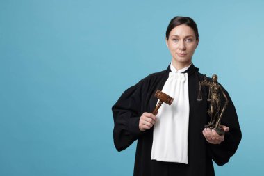 Açık mavi arkaplanda Adalet Anıtı 'nın çekiciyle ve figürüyle yargıla.