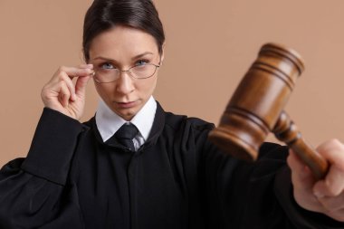 Açık kahverengi arka planda tokmak ile yargıç