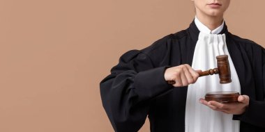 Açık kahverengi arka planda tokmak ve ses bloğu olan yargıç, yakın plan. Metin için boşluk