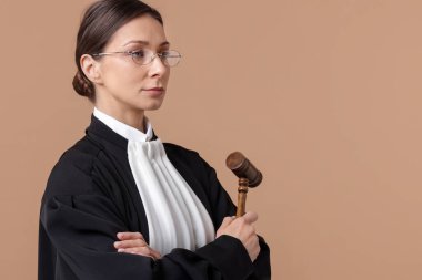 Açık kahverengi arkaplanı olan çekiçli yargıç, metin için boşluk