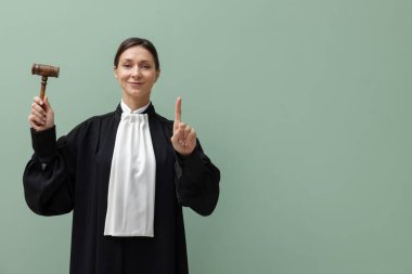 Açık yeşil arka planda çekiçle yargıç