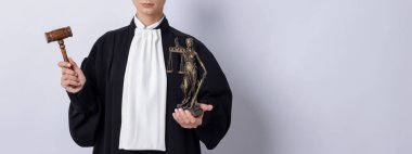 Bayan Adalet 'in çekici ve figürlü hâkimi arka planda, yakın plan. Metin için boşluk