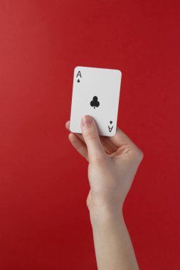 Kırmızı arkaplanda oyun kartı olan kadın, yakın plan