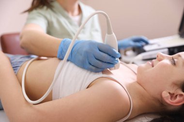 Sonograf, klinikte kızın kalbinin ultrason muayenesi yapıyor.