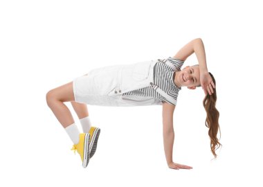 Beyaz arka planda dans eden şık elbiseli bir kız.