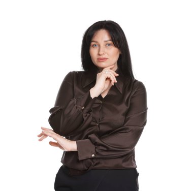 Beyaz arka planda çekici ve büyük boy bir modelin portresi. Fazla kilolu