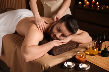 Adam spa salonunda masaj yaptırıyor.