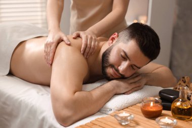 Adam spa salonunda masaj yaptırıyor.