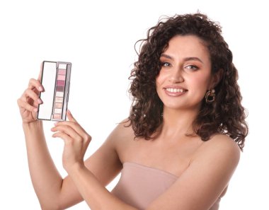 Beyaz arka planda göz falı olan gülümseyen kadın.