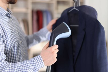 Buharlı ceketli bir adam. Buharlı vapuru içeride, yakın plan.