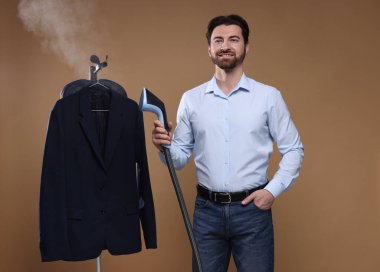 Kahverengi arka planda buharlı adam ceketi.